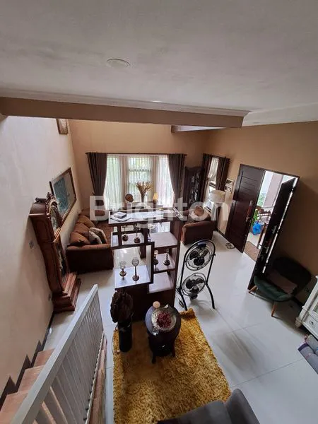 image RUMAH MODERN DUA SETENGAH LANTAI DI PERUMAHAN BALIKPAPAN BARU  (2)