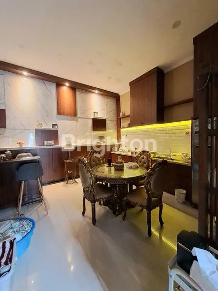 image RUMAH MODERN DUA SETENGAH LANTAI DI PERUMAHAN BALIKPAPAN BARU  (4)