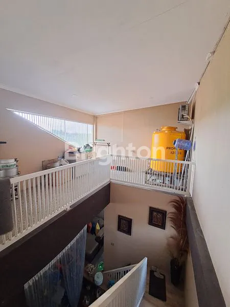 image RUMAH MODERN DUA SETENGAH LANTAI DI PERUMAHAN BALIKPAPAN BARU  (7)