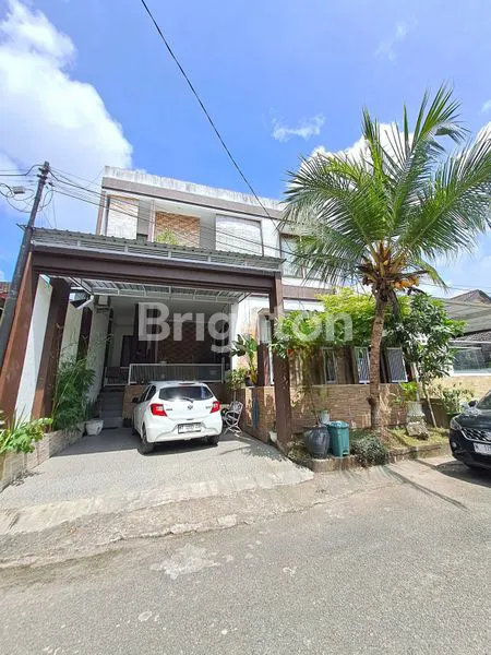 image RUMAH MODERN DUA SETENGAH LANTAI DI PERUMAHAN BALIKPAPAN BARU  (1)