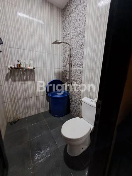 image RUMAH MODERN DUA SETENGAH LANTAI DI PERUMAHAN BALIKPAPAN BARU  (8)