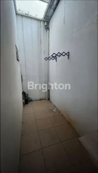 image RUMAH MODERN ELEGAN BERKELAS DI LINGKUNGAN RINDANG DAN ASRI (3)