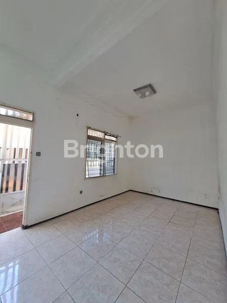 image TURUN HARGA!!! RUMAH 1,5 LANTAI ++. MENGHADAP  JALAN SIDOYOSO DEKAT  KENJERAN KAPASAN PASAR ATOM ITC MEGA GROSIR RS ADI HUSADA KAPASARI PASAR TAMBAK REJO KAZA MALL RS SOEWANDHI (6)