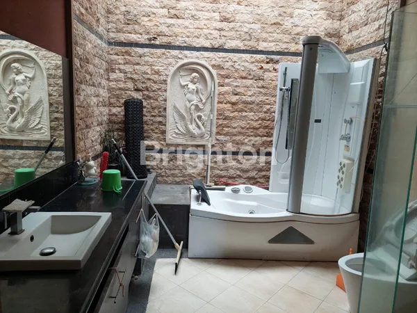 image RUMAH HOOK 2.5 LANTAI ARAYA MALANG (7)