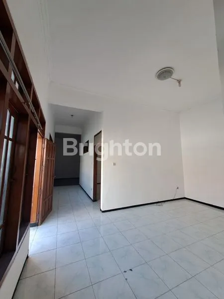 image HARGA TURUN!!! RUMAH 1,5 LANTAI SIAP HUNI DEKAT RAYA KENJERAN PASAR ATOM ITC MEGA GROSIR RS ADI HUSADA PASAR TAMBAK REJO RS SOEWANDHI (4)