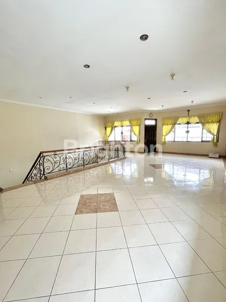 image DIJUAL CEPAT RUMAH SECOND DI BENDUL MERISI, TERAWAT SIAP HUNI, DEKAT MARGOREJO (6)