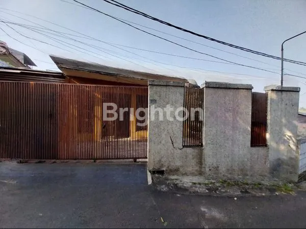 image RUMAH BANGUNAN KOKOH PERLU  RENOVASI ADA KONTRAKAN 2 PINTU DENGAN AKSES TERPISAH  DI CONDET JAKARTA TIMUR (1)
