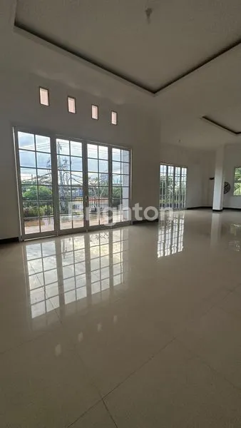 image BANGUNAN LOKASI STRATEGIS BUAT INVEST ATAU KANTOR DAN TEMPAT USAHA (6)