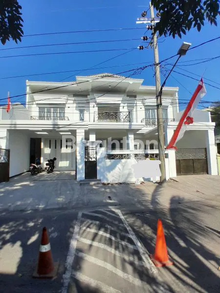 image RUMAH MEWAH 2 LANTAI DI JEMURSARI SURABAYA, SHM, 5 KT, LT 300 M2, HARGA TERJANGKAU! (1)
