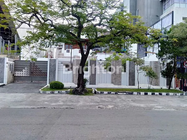 image RUMAH TENGAH KOTA DI JALAN UTAMA (1)