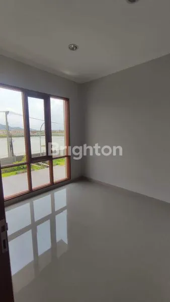 image DIJUAL / DISEWAKAN RUMAH 2 LANTAI SIAP HUNI DENGAN DESAIN TROPIS MODERN (3)