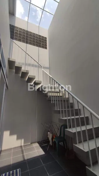 image DIJUAL / DISEWAKAN RUMAH 2 LANTAI SIAP HUNI DENGAN DESAIN TROPIS MODERN (6)