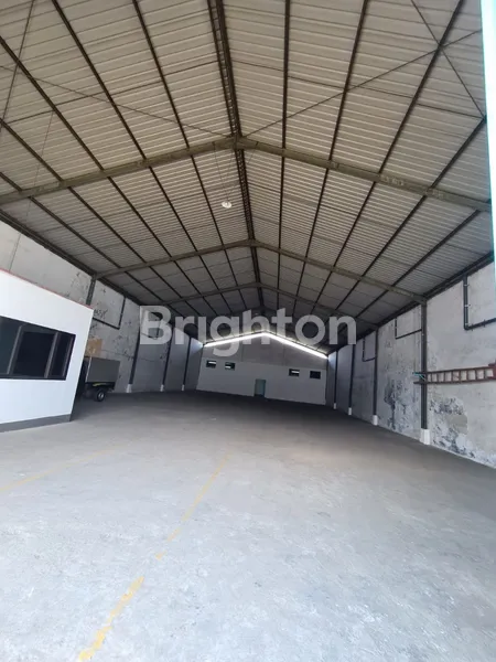 image GUDANG RAYA MARGOMULYO SIAP PAKAI BAGUS ADA LAHAN PARKIR PRIBADI DAN KANTOR (4)