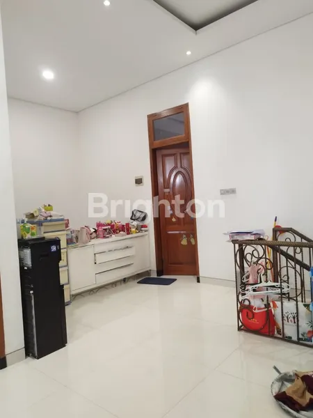 image RUMAH NGINDEN INTAN TIMUR 2 LANTAI BAGUS SIAP HUNI ROW LEBAR (2)