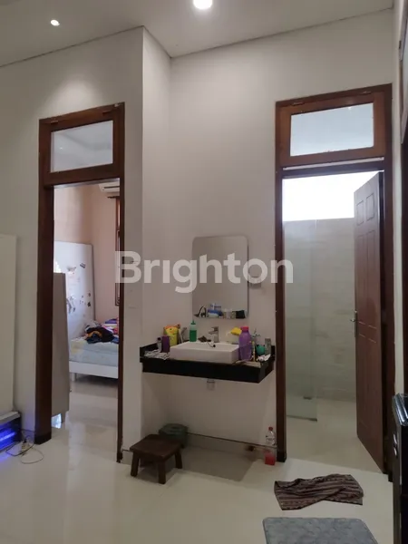 image RUMAH NGINDEN INTAN TIMUR 2 LANTAI BAGUS SIAP HUNI ROW LEBAR (4)