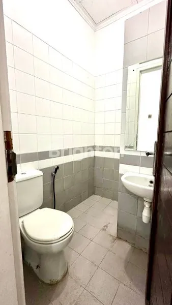 image RUMAH CANTIK DUA LANTAI (7)