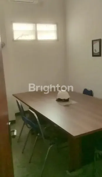 image RUMAH SECOND GAYUNG KEBONSARI LOKASI STRATEGIS COCOK UNTUK KANTOR (2)