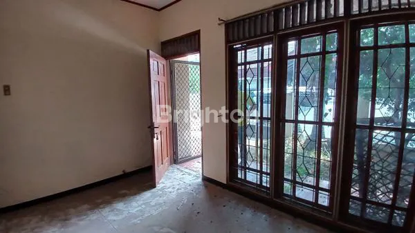 image RUMAH TUA  BEBAS BANJIR DI KOMPLEK ELITE DAN EKSKLUSIF PONDOK KELAPA (5)