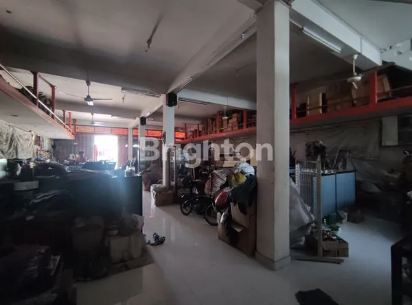 image RUKO LUAS TIGA SETENGAH LANTAI DI RAYA KUTA (3)