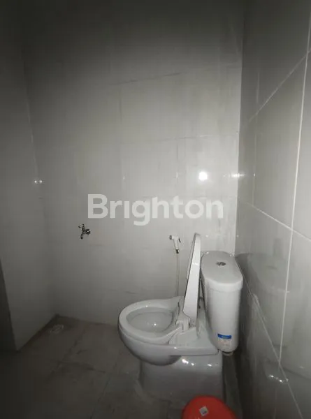 image RUKO LUAS TIGA SETENGAH LANTAI DI RAYA KUTA (5)