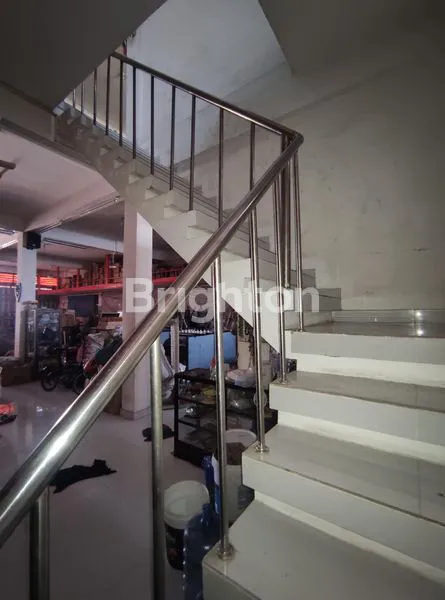 image RUKO LUAS TIGA SETENGAH LANTAI DI RAYA KUTA (6)