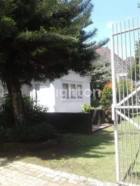 image RUMAH BELANDA KOKOH TERAWAT DEKAT JALAN IJEN (GUNUNG2)  MALANG (3)