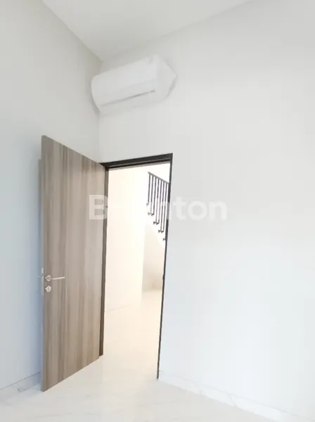 image RUMAH 2 LANTAI MINIMALIS MODERN NEW READY SISA 1 UNIT DI MEDOKAN AYU SURABAYA (3)