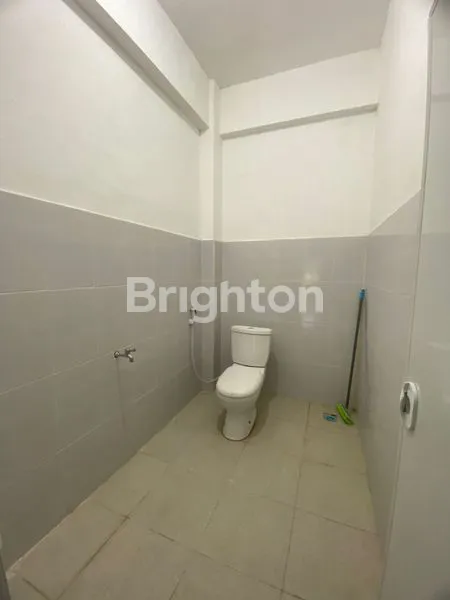 image RUKO 3 LANTAI + ROOFTOP FULL RENOVASI SIAP PAKAI NOL JALAN RAYA TAMAN ASRI -PONDOK TJANDRA (5)