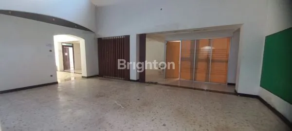 image GEDUNG LUAS DI PUSAT KOTA (2)