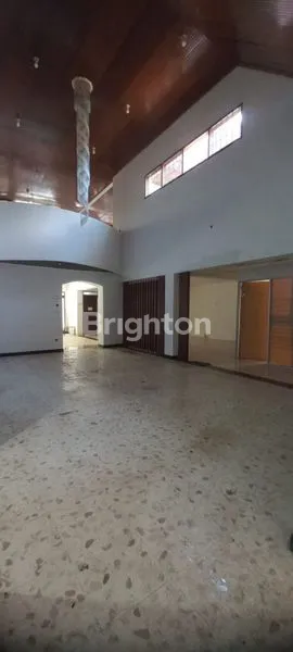 image GEDUNG LUAS DI PUSAT KOTA (3)