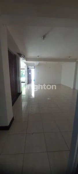 image GEDUNG LUAS DI PUSAT KOTA (5)