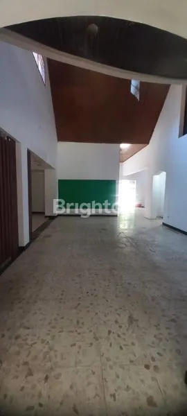 image GEDUNG LUAS DI PUSAT KOTA (8)