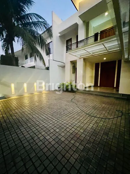 image FOR RENT! RUMAH MEWAH KAWASAN MENTENG, JAKARTA PUSAT. FULLY FURNISHED. DEKAT DENGAN PUSAT KOTA DAN MALL GRAND INDONESIA (2)