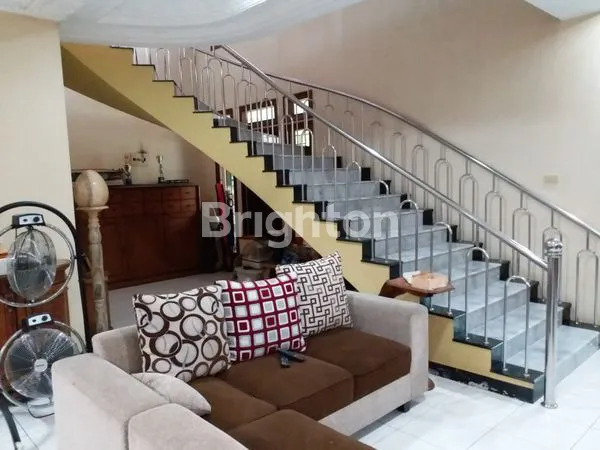 image RUMAH SIAP HUNI 2 LANTAI DI KOTA LEGENDA BEKASI MEWAH DAN MURAH (7)