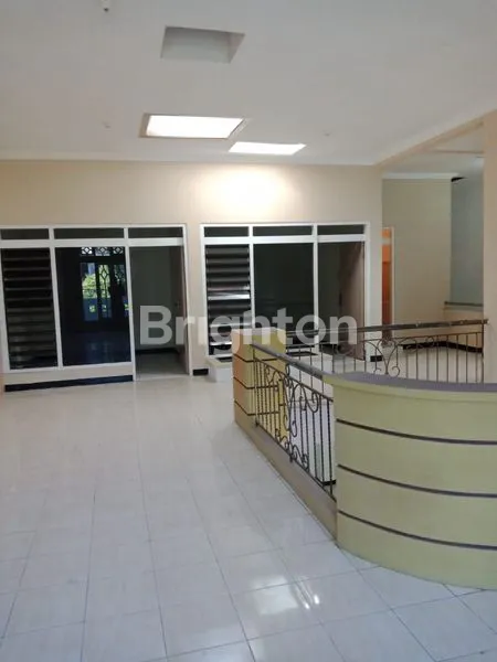 image RUMAH DENGAN CARPORT DAN GARASI DI BABATAN PANTAI BARAT, SURABAYA TIMUR (2)