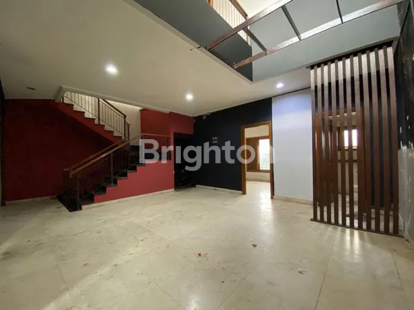 RUMAH 3 LANTAI SIAP PAKAI DI MEKAR WANGI BANDUNG