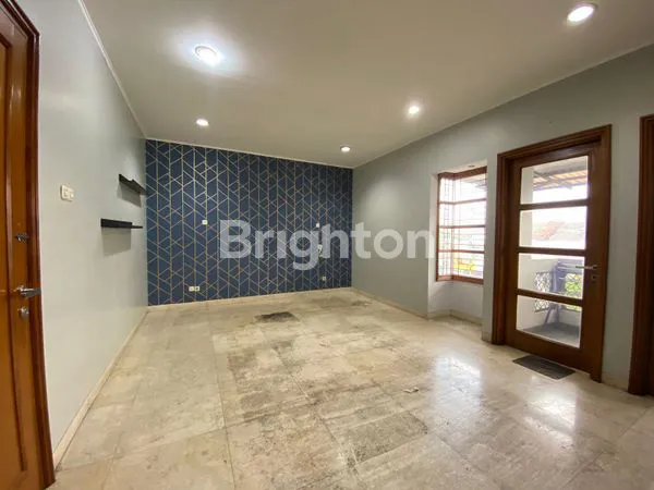 image RUMAH 3 LANTAI SIAP PAKAI DI MEKAR WANGI BANDUNG (7)