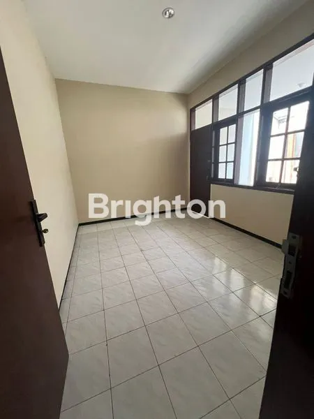 image HUNIAN BARU DI RENOVASI STRATEGIS DI TEPI JALAN (5)