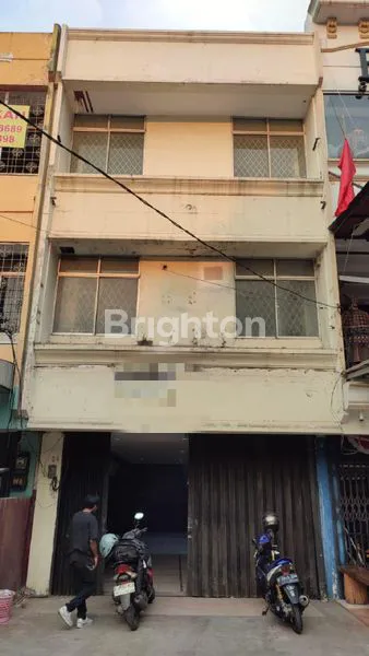 RUKO 3 LANTAI, LOKASI SANGAT STRATEGIS DI PINGGIR JALAN RAYA