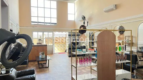 image RUMAH MODERN 2 LANTAI EX USAHA SALON (4)