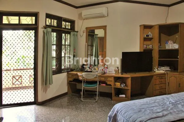 image RUMAH TROPIS TERAWAT TANAH LUAS DI CIPUTAT (7)