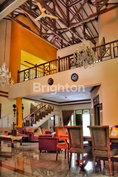 image RUMAH TROPIS TERAWAT TANAH LUAS DI CIPUTAT (1)