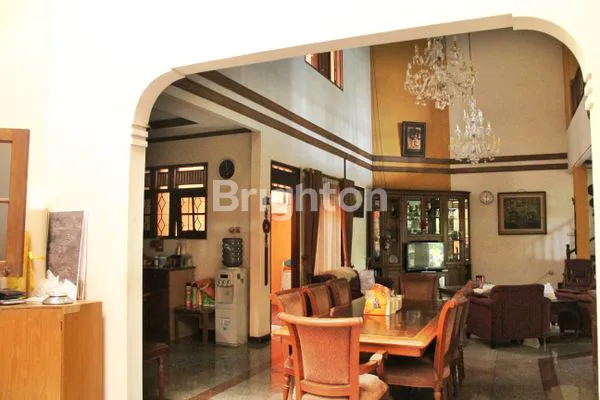 image RUMAH TROPIS TERAWAT TANAH LUAS DI CIPUTAT (2)