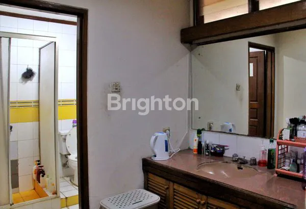 image RUMAH TROPIS TERAWAT TANAH LUAS DI CIPUTAT (8)