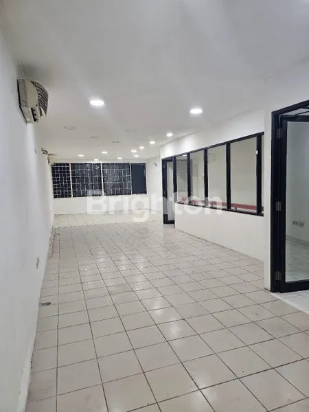 image RUKO STRATEGIS RAMAI DEKAT HALTE TRANSJAKARTA (4)