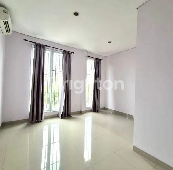 image RUMAH CANTIK DUA LANTAI (3)