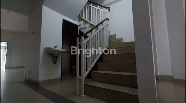 image GEDUNG KANTOR ATAU RUKO STRATEGIS 2 LANTAI DI UTAN KAYU MATRAMAN JAKARTA TIMUR (5)