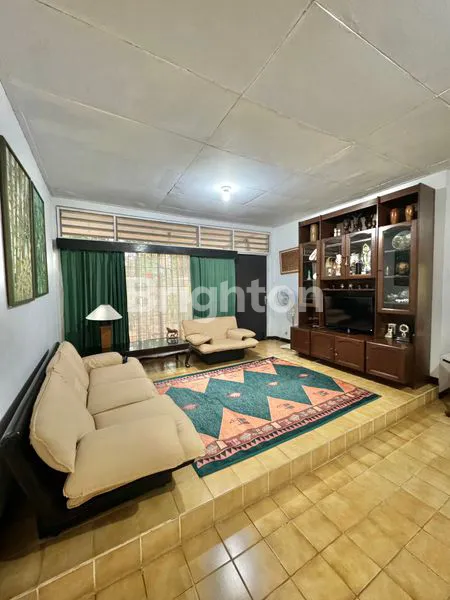 image RUMAH BEBAS BANJIR DENGAN TAMAN DEKAT SENAYAN & GANDARIA SEMI CLUSTER SEMI FURNISHED DI CIDODOL RAYA JAKARTA SELATAN (2)