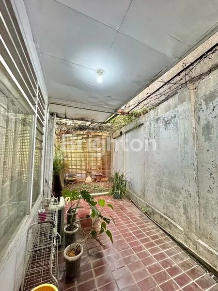 image RUMAH BEBAS BANJIR DENGAN TAMAN DEKAT SENAYAN & GANDARIA SEMI CLUSTER SEMI FURNISHED DI CIDODOL RAYA JAKARTA SELATAN (5)