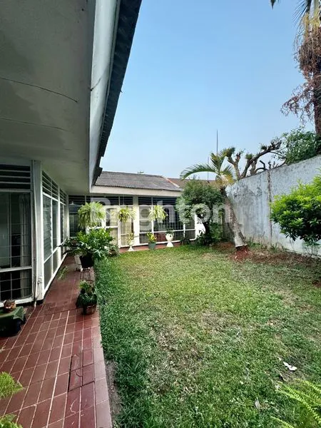 image RUMAH BEBAS BANJIR DENGAN TAMAN DEKAT SENAYAN & GANDARIA SEMI CLUSTER SEMI FURNISHED DI CIDODOL RAYA JAKARTA SELATAN (8)